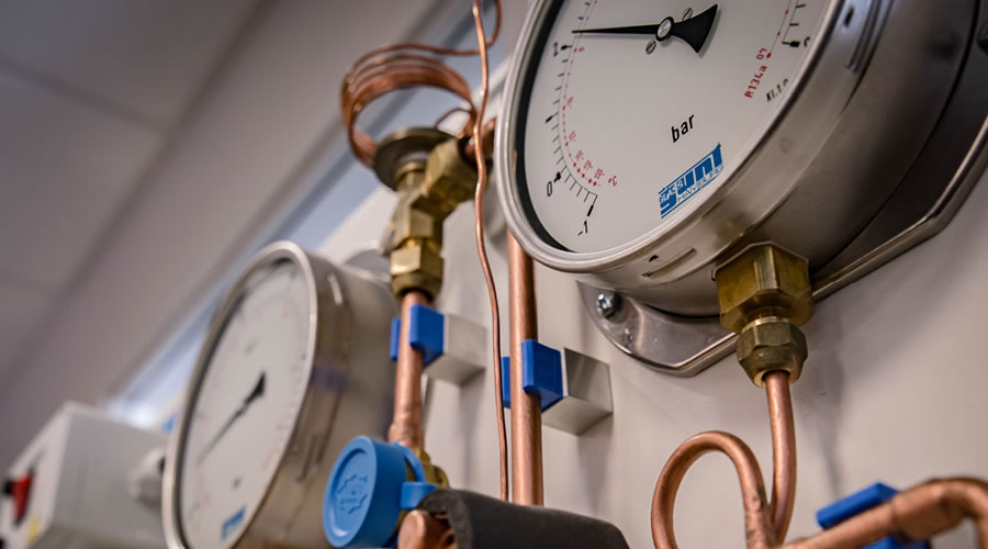 Close-up view of the analog pressure gauges of the refrigeration demonstration unit